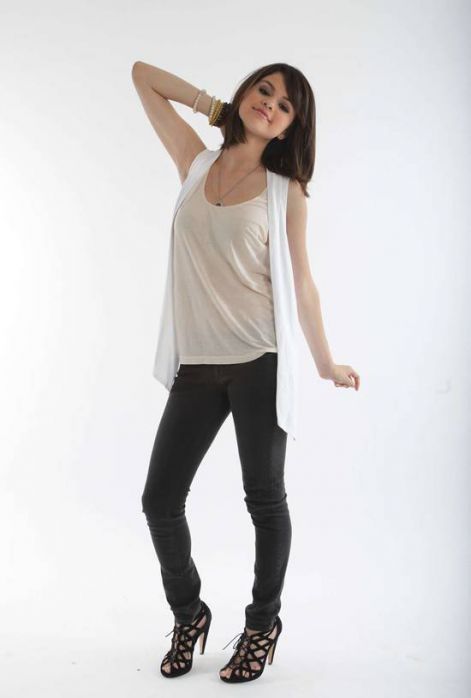 selena-gomez-091222-004.jpg